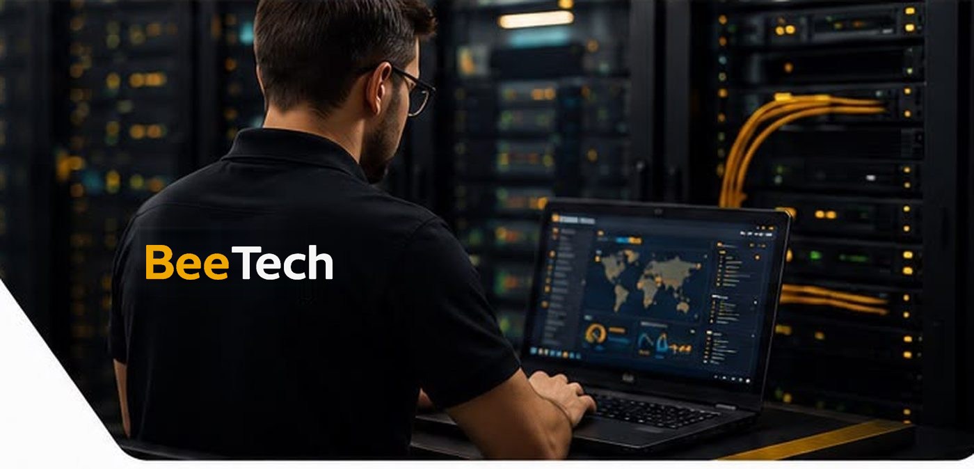 Tehnician BeeTech lucrând în camera de servere